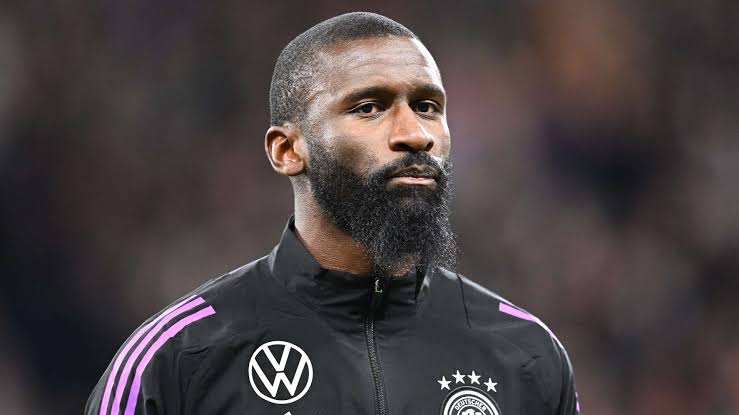 Fabrizio Romano meldt dat Ajax dicht bij een akkoord is om Antoine Rüdiger van Real Madrid over te nemen.