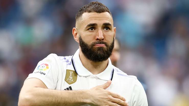 DONE DEAL: Ajax heeft de deal van Karim Benzema officieel afgerond. Hij treedt in januari toe tot Ajax…..