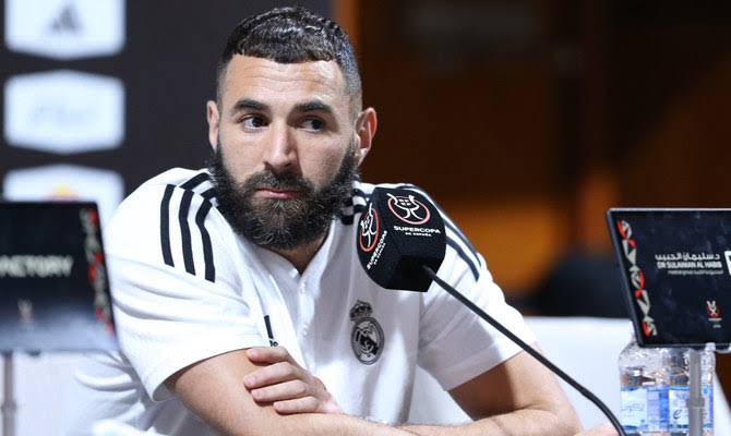 DONE DEAL: Karim Benzema tekent nieuw contract bij Ajax voor seizoen 2025.